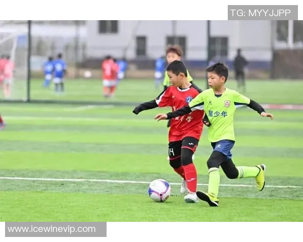 中国足球小将与传奇球星亲密合影 展现青春与梦想的完美碰撞