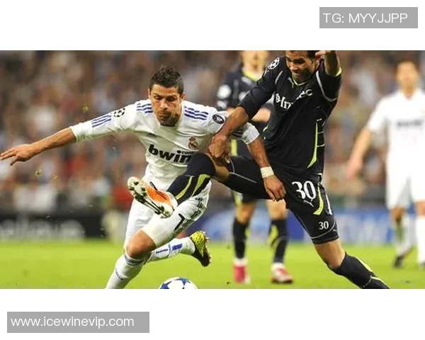 揭秘足球明星背后的理发师:他们的独特造型与剪发秘密 揭秘足球明星背后的理发师:他们的独特造型与剪发秘密