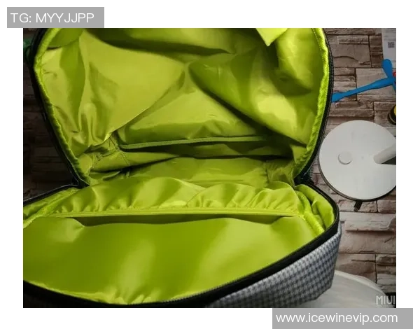 球星足球背包潮流设计解析彰显运动活力与时尚兼具实用功能 球星足球背包潮流设计解析彰显运动活力与时尚兼具实用功能