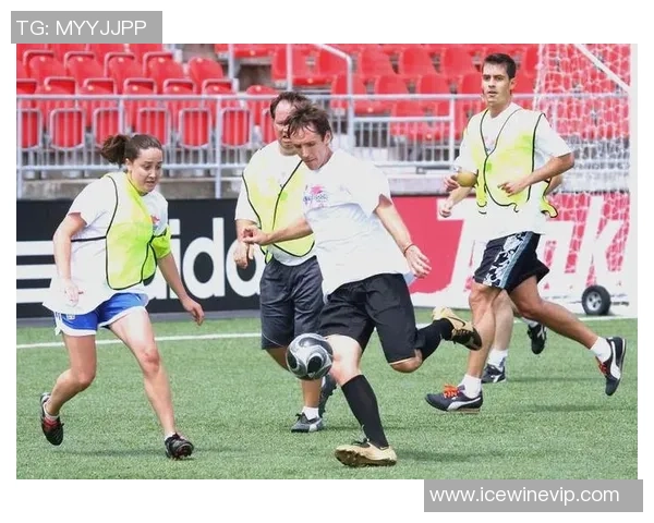 篮球与足球的双重热爱一位足球球星的篮球情缘与成长故事