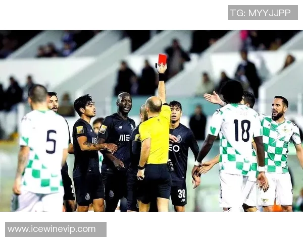 足球历史首位红牌球员背后的故事与影响分析